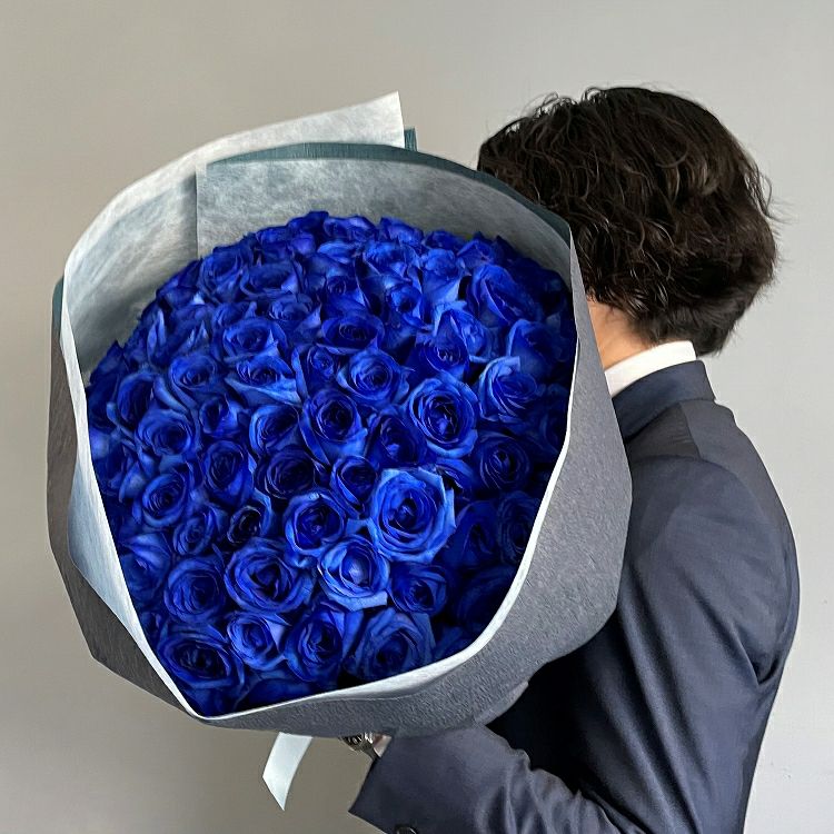 青いバラの花束
